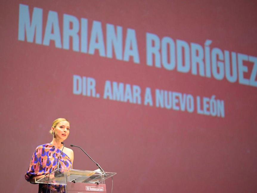 Mariana Rodríguez dando conferencia de Amar a Nuevo León