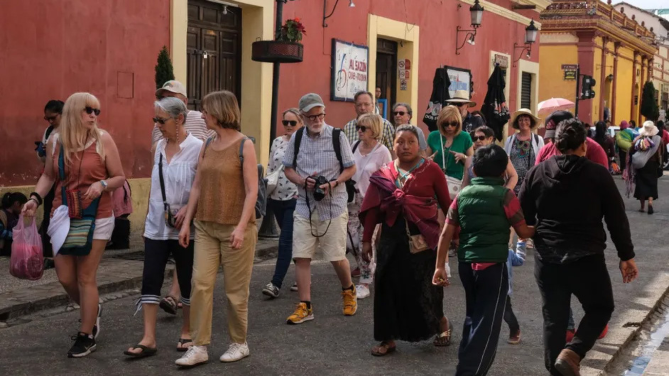 Diputados aprueban incremento al precio del visado a extranjeros y pase a museos en México